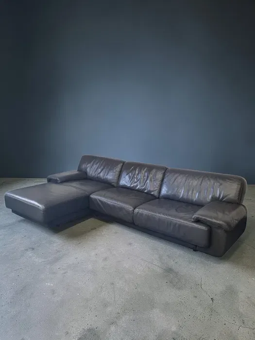 Leather Sofa – Excellent Condition | Premium Quality | Modern Design