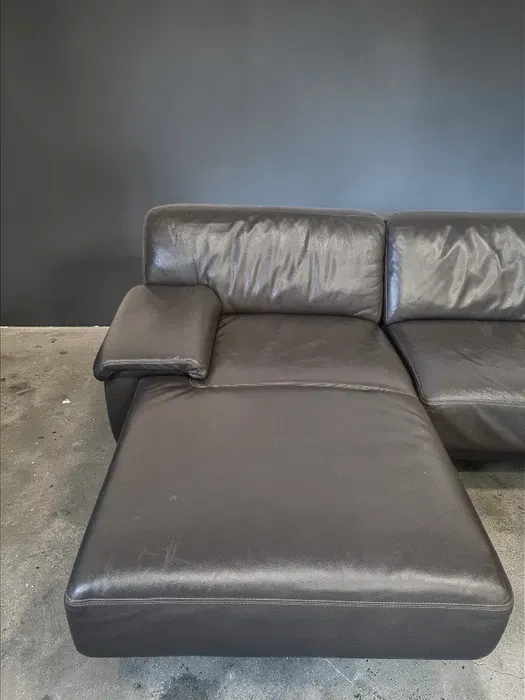 Leather Sofa – Excellent Condition | Premium Quality | Modern Design