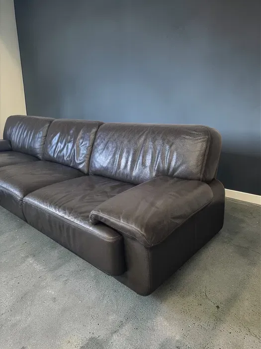 Leather Sofa – Excellent Condition | Premium Quality | Modern Design