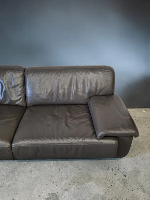 Leather Sofa – Excellent Condition | Premium Quality | Modern Design
