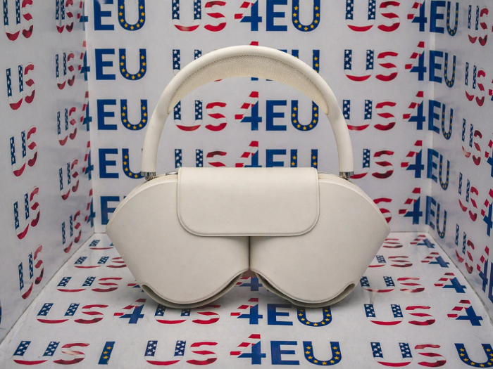 Apple AirPods Max Wireless Over-Ear Headphones Starlight