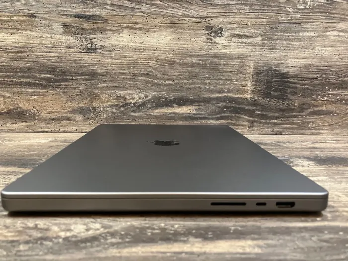 Apple MacBook Pro 16" A2485 | M1 Pro 2.60GHz CPU | 1TB SSD | 32GB RAM